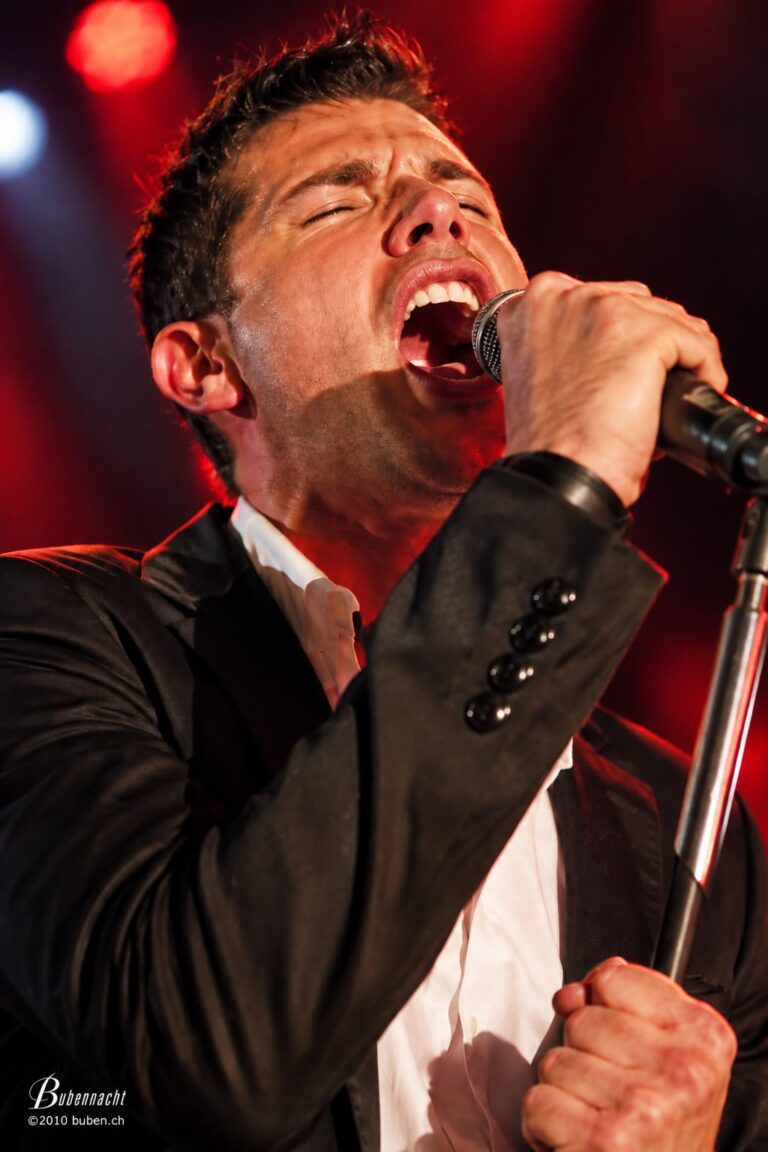 Sänger bei einem Live-Konzert der Bubennacht in Bern